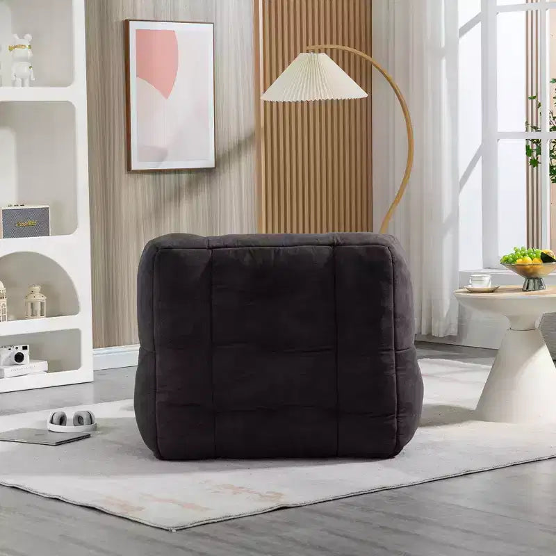 Il divano a sacco è imbottito con schiuma frantumata ad alta densità che aiuta a mantenere la forma e offre un supporto eccellente. L'imbottitura è racchiusa nel rivestimento interno e non