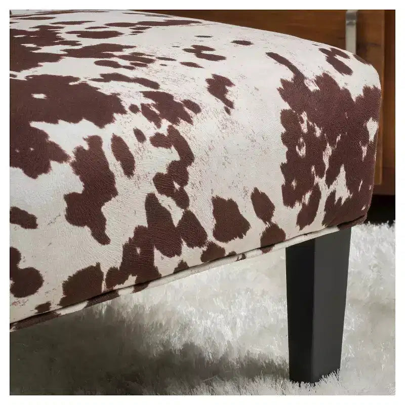Poltrona con stampa effetto pelle bovina - Struttura in legno di caucciù, tessuto in poliestere